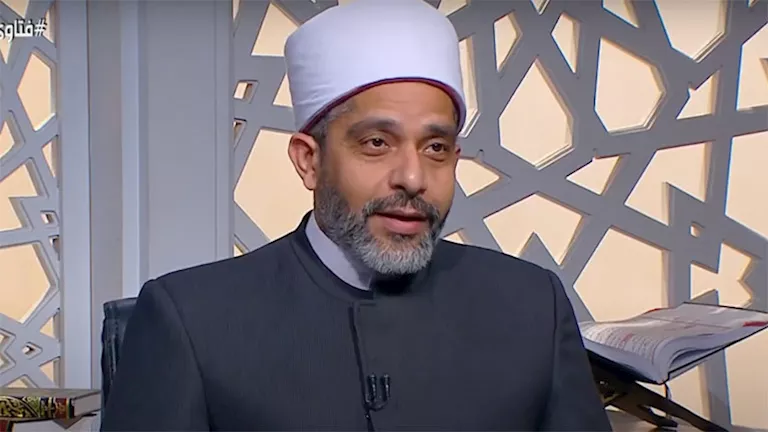 ماذا يفعل الإمام إذا أخطأ في قراءة القرآن ولم يجد من يرد عليه؟.. أمين الفتوى يوضح